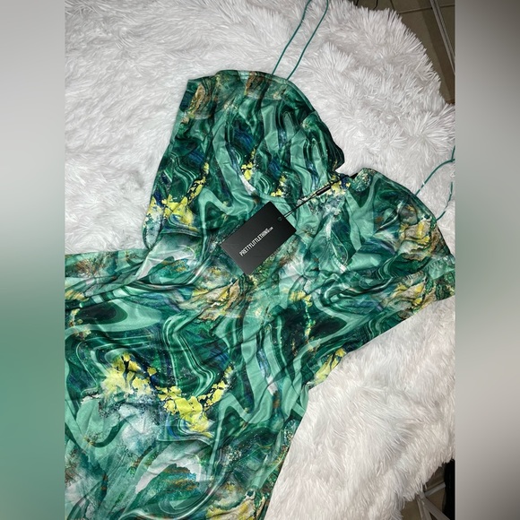 PRETTY LITTLE THING  Plus Green Swirl Crinkle Rib Cup Detail Midi Dress Size: 22 - Picture 5 of 10